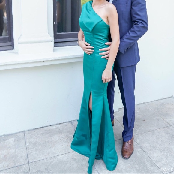 Beautiful green gown - Picture 2 of 4